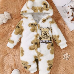 دفء الشتاء ومرح الدب: بدلة طفلك الشتوية الأنيقة!