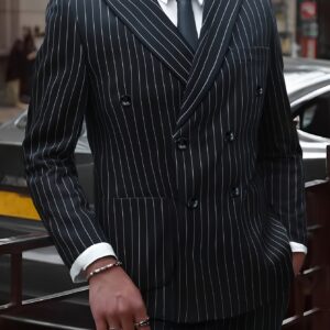 إطلالة واثقة: طقم البدلة الرجالي المخطط لكل المناسبات