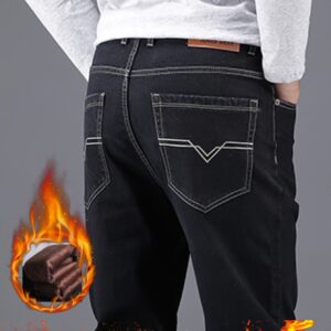 دفء وأناقة لا تضاهى: جينز الرجال الشتوي المبطن