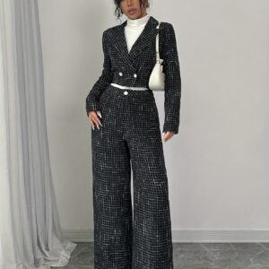 تألقي بأسلوب راقٍ: طقم نسائي أنيق كاروهات جاكيت مزدوج الصدر وبنطلون واسع