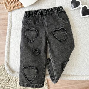 جينز "الحب" الشتوي لطفلتك: أناقة دافئة بتصميم القلب العصري!