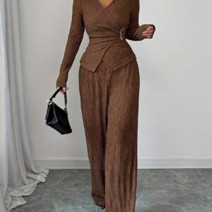 أناقة الخريف والشتاء: طقم نسائي فاخر ببلوزة غير متماثلة وبنطال واسع الساقين