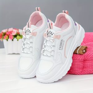 اخطفي الأنظار: حذاء رياضي أبيض ووردي بنعل سميك!