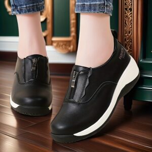 راحة وأناقة في كل خطوة: حذاء الكعب الوتدي اللامع للمرأة العصرية