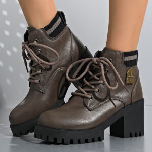 تألقي هذا الشتاء: بوت الكاحل بالكعب العريض!