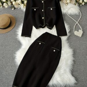 طقم نسائي فاخر لموسمي الخريف والشتاء: أناقة دافئة وجاذبية عصرية