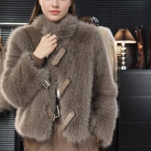 تألقي بأناقة هذا الشتاء: معطف نسائي فاخر بلمسة فرو فخمة وتصميم أنيق بزر واحد