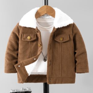 جاكيت الأولاد المخملي: دفء وأناقة لا تقاوم في الشتاء!