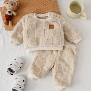 دفء الشتاء المثالي: طقم طفلك الأنيق والمريح