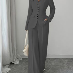 أناقة الخريف الراقية: طقم بليزر بياقة V وبنطلون مستقيم بتفاصيل أزرار مميزة