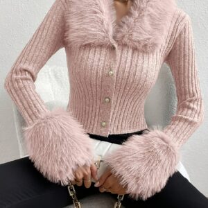 جاكيت نسائي قصير فاخر وردي: لمسة دافئة وأنيقة لإطلالات الخريف والشتاء