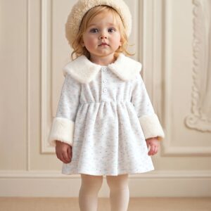 دفء وأناقة ملكية: فستان الشتاء الفاخر لصغيرتك!