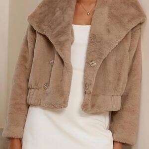 جاكيت الفرو الصناعي الفاخر: دفء وأناقة عصرية لموسم البرد