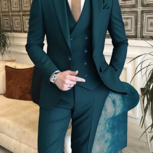 سر أناقتك الخالدة: طقم البدلة الثلاثي للرجل العصري