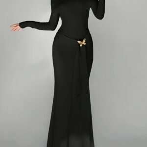 أناقة لا مثيل لها: فستان طويل بكتف مكشوف وتفصيل فيونكة معدنية ساحرة