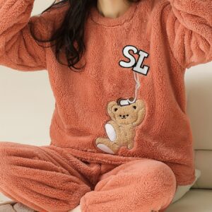بيجامة الدفء والنعومة: رفيقك الشتوي المثالي بتصميم الدب اللطيف!