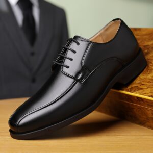 أناقة خالدة: حذاء الديربي الأسود اللامع لكل رجل