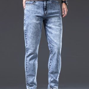 تألق عصري: جينز رجالي بقصة ضيقة وطبعة ثلجية مزهرة لإطلالة الشارع!