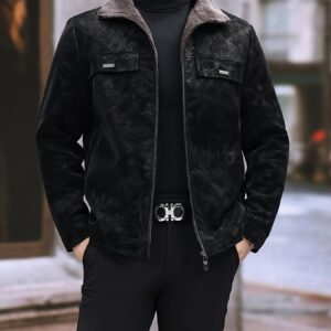 معطف الشتاء الرجالي: الدفء، الاحترافية، والأناقة في قطعة واحدة.