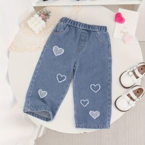 جينز الدنيم بقلوب: أناقة وراحة لصغيرتك المدللة!