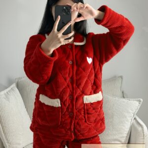 دفء وأناقة تليق بكِ: طقم بيجامة القلوب المخملي