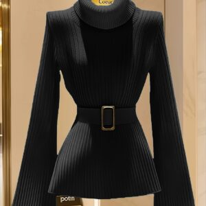 أناقة الشتاء: سويتر نسائي فاخر بياقة عالية وتفاصيل مضلعة