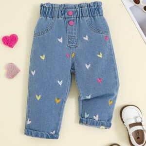 مرح وأناقة لا تضاهى: بنطلون الفتيات بخصر عالٍ وتطريز قلوب ملونة!