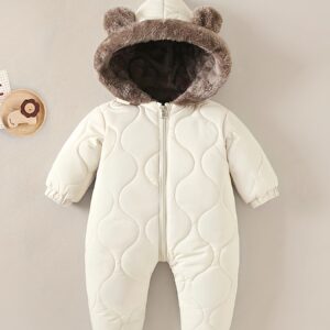 دفء لا مثيل له: بدلة الثلج الشتوية المثالية لطفلك