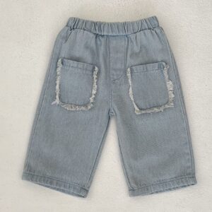 أناقة صيفية ومغامرات لا تنتهي: بنطلون دينم أولادي لكل يوم!