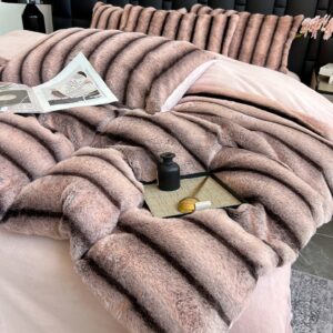 أحلام دافئة: طقم المخمل الشتوي الفاخر لغرفة نومك