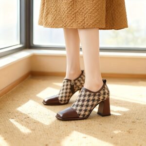 إطلالة بريطانية عصرية: بوت الكاحل المربع بنقشة الهاوندستوث