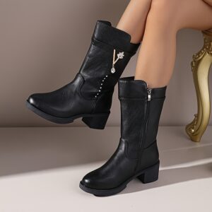 بوت الكاحل الأسود: أناقة عصرية وراحة لا تضاهى