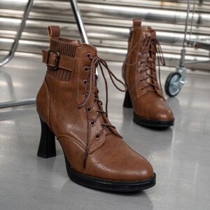 بوت الكاحل الأنيق: دفء الشتاء بلمسة عصرية