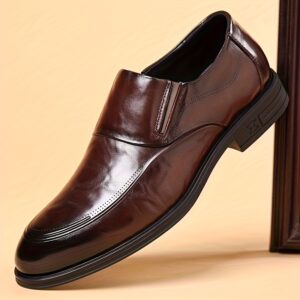 أناقة بلا حدود: حذاء أوكسفورد البني اللامع للسيدات