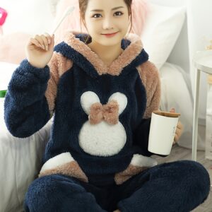 بيجامة الشتاء المخملية: دفء، أناقة، ولمسة مرحة!