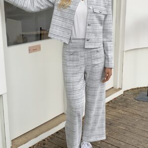 جاذبية الخريف والشتاء: طقم تويد نسائي أنيق H-Line بتصميم مربعات بيضاء وتفاصيل أزرار مميزة