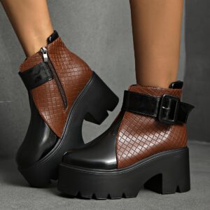 ارتقي بإطلالتك: حذاء الكعب العريض العصري!