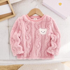 دفء ونعومة لا مثيل لهما: كنزة الدب الوردي المخملية لصغيرتك!