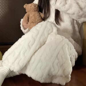 استسلمي للدفء الفاخر: روب المنزل المرجاني الذي تستحقينه!