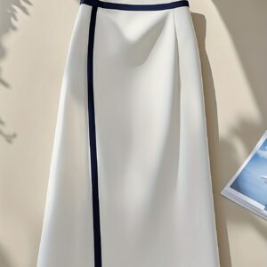 تنورة الأناقة البيضاء: تصميم راقٍ بتفاصيل ذهبية وزرقاء