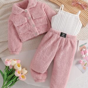 دفء مخملي وجمال وردي: طقم شتاء الخريف لأميرتك الصغيرة!
