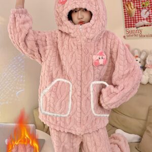 بيجامة الشتاء الفاخرة بغطاء رأس: دفء، أناقة، وراحة لا تُضاهى!