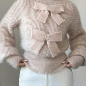 تألقي بأناقة فريدة: بلوزة نسائية بيج بأكمام طويلة وتفصيلة فيونكة ساحرة لموسمي الخريف والشتاء