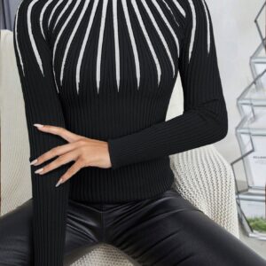 أناقة لا تضاهى: كنزة نسائية بياقة عالية للموسم البارد