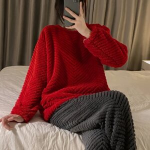 دفء الشتاء المطلق: بيجامة مخملية حمراء فاخرة لليالي هانئة