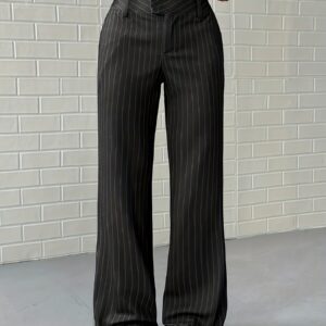 أناقة متجددة: بنطلون نسائي رمادي مخطط بقصة مستقيمة لكل الفصول