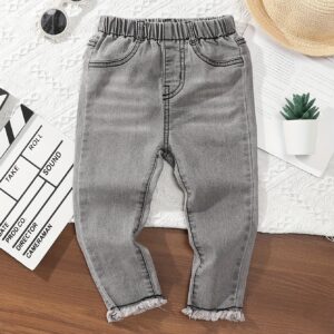 بنطلون الأمير الصغير: أناقة الدنيم الرمادي بلمسة عصرية وجريئة!