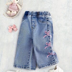 بنطال الدنيم المرح: رفيق طفلتكِ الأنيق لمغامرات الربيع والخريف!