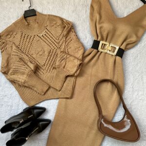 طقم الأناقة الجديد لموسم خريف وشتاء 2025: كنزة صوفية مجوفة وسترة طويلة نسائية