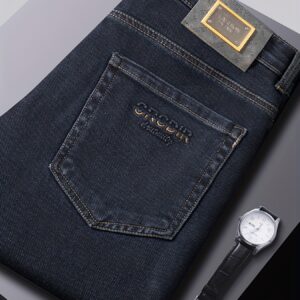 جاذبية الدنيم، دفء الشتاء: بنطلونك الرجالي الأنيق لكل المواسم!